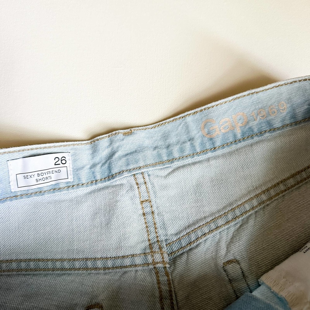 Gap “Sexy Boyfriend” Cutoff Mid Rise Light Wash Jean Shorts (size 26) - Picture 4 of 6